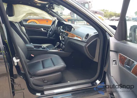 2013 Mercedes-Benz C 300 Luxury 4Matic/Sport 4Matic z USA, uszkodzony, nr VIN WDDGF8AB3DG067271